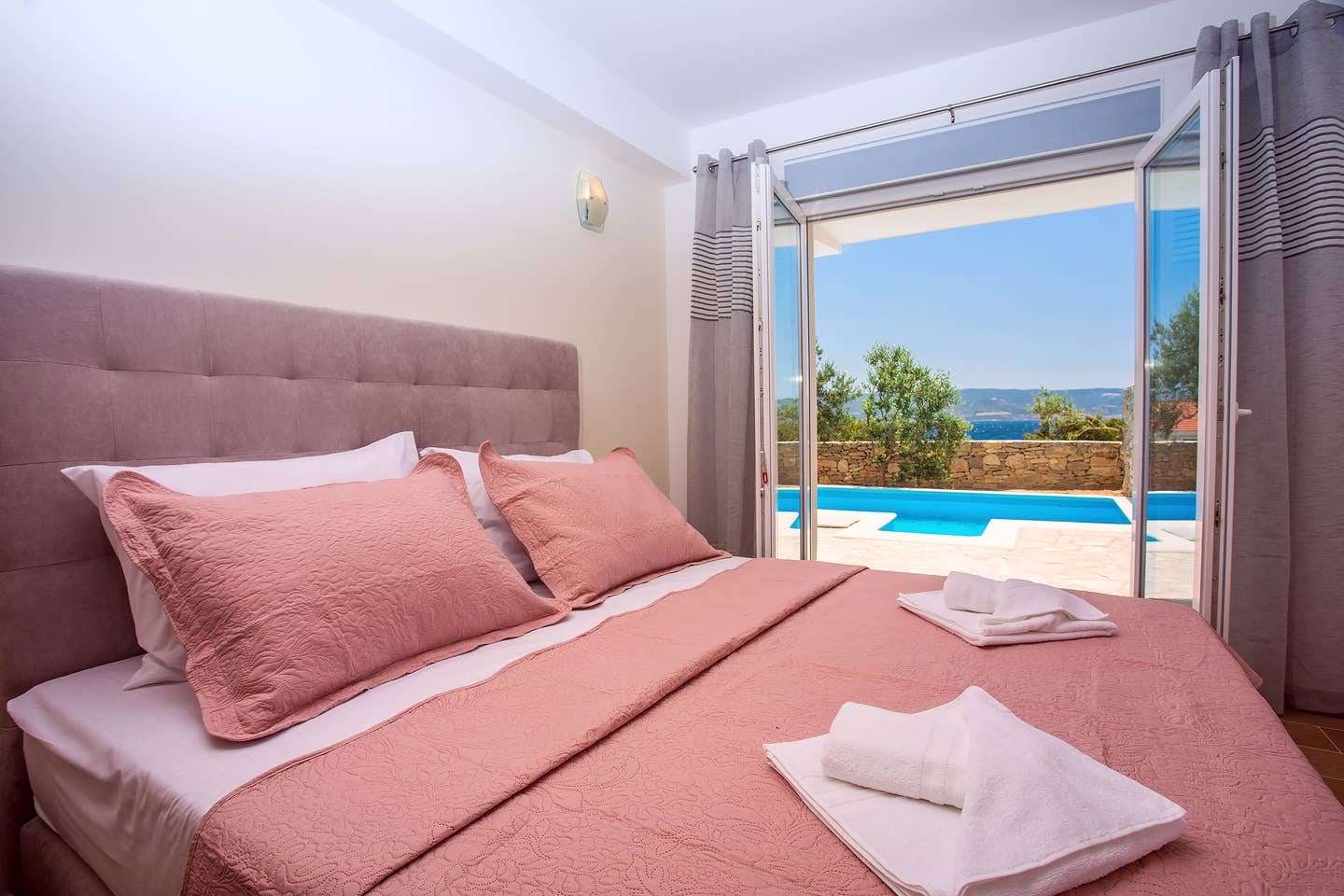 Second bedroom with pool view
